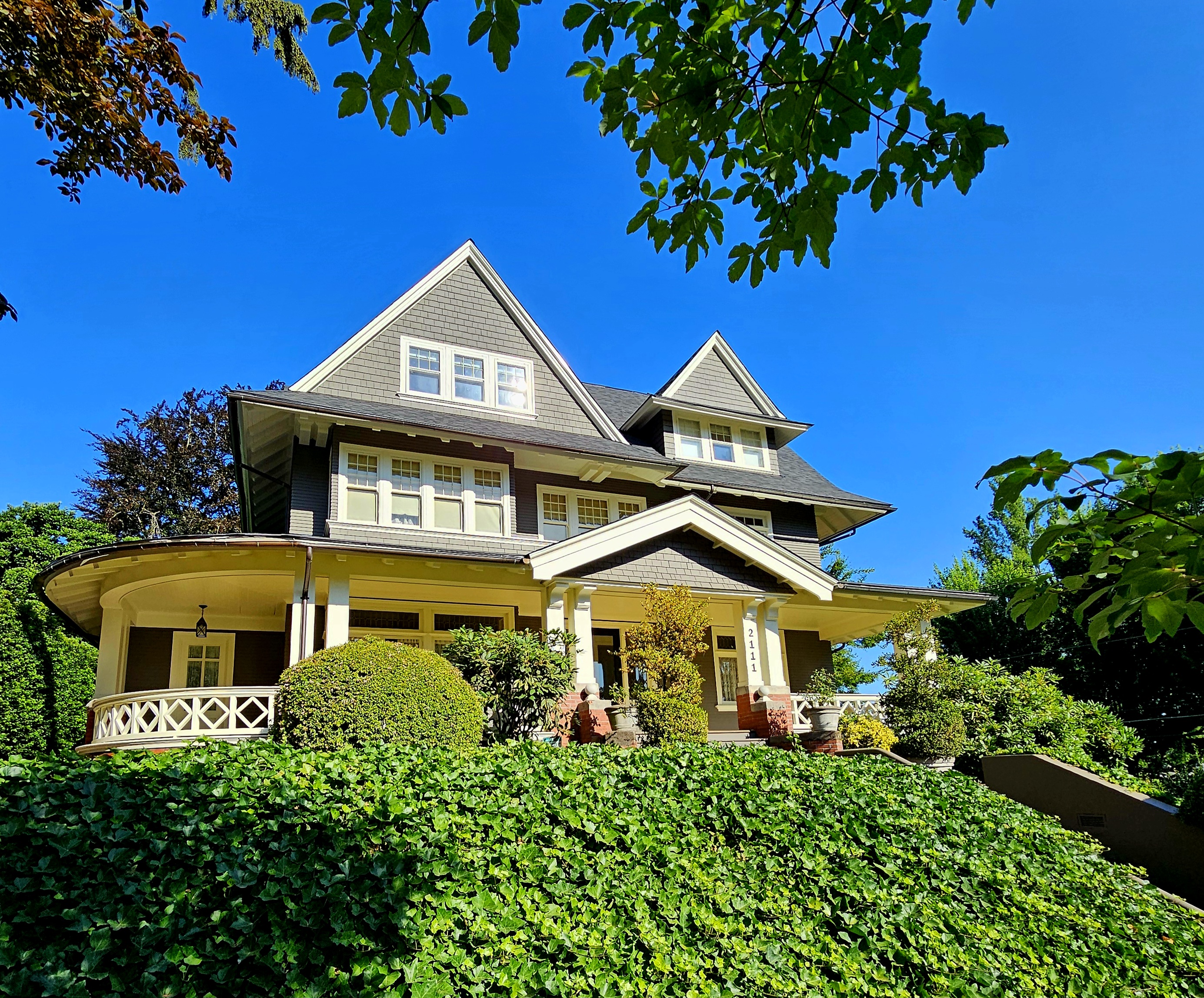 Restoring a 1906 Craftsman-Style Home in Portland Heights: A Mountain Painting Company Success Story